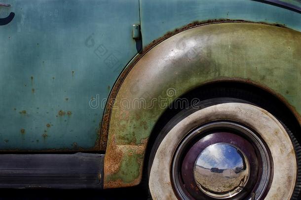 特写镜头关于白胎壁轮胎疲劳,挡泥板和轮毂罩向老的酿酒的汽车