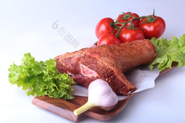 生的猪肉指关节和蔬菜,大蒜,番茄香料和允许