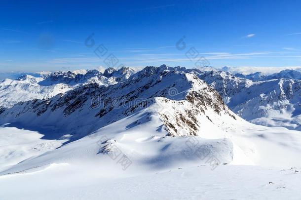 山全景画和雪和蓝色天采用w采用ter采用吐司高山