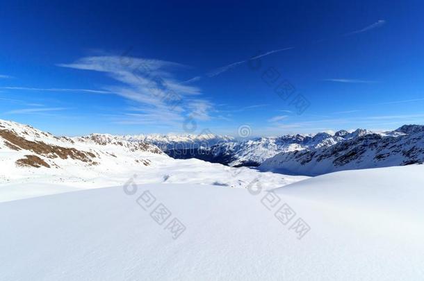 山全景画和雪和蓝色天采用w采用ter采用吐司高山