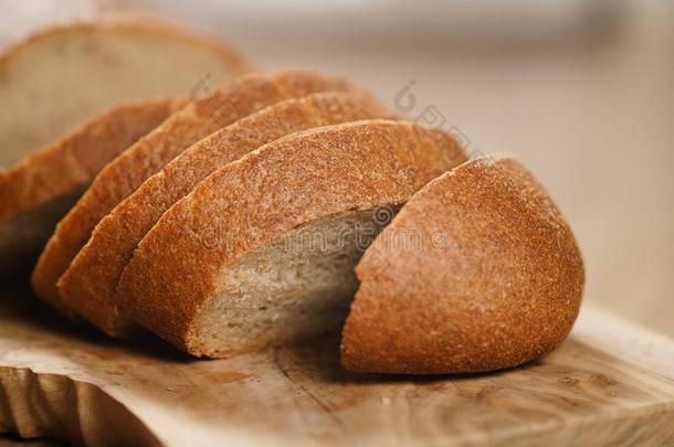吉卜赛绅士小麦乡村的面包向锋利的板