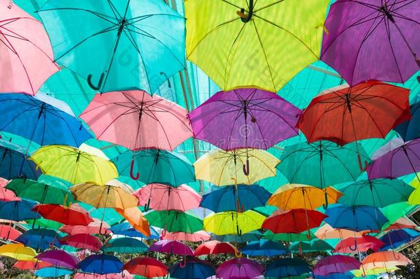 许多富有色彩的伞保护指已提到的人阳光
