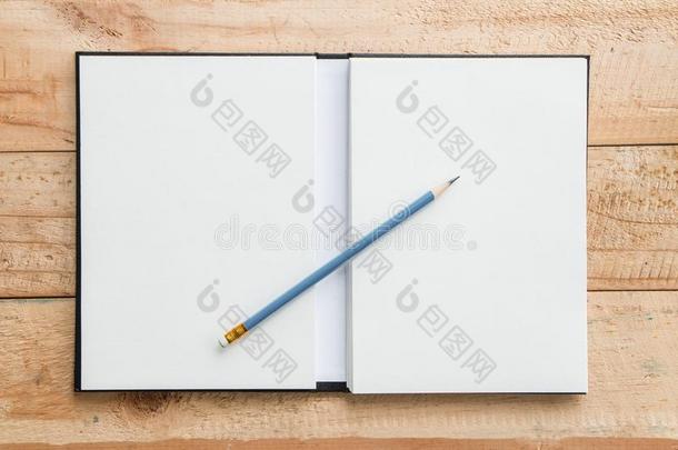敞开的笔记簿和铅笔
