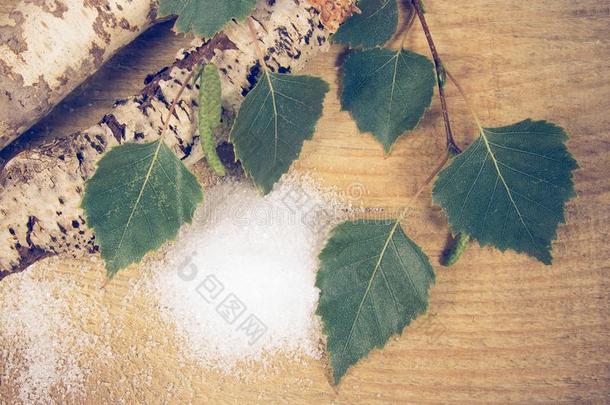 木糖醇-食糖代替.桦树食糖向木制的背景.
