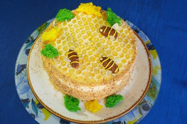 美丽的蜂蜜蛋糕装饰和蜜蜂关于乳霜.美丽的爱人
