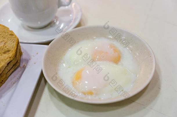 新加坡早餐伽倻干杯,咖啡豆面包和一半的-喝醉的鸡蛋