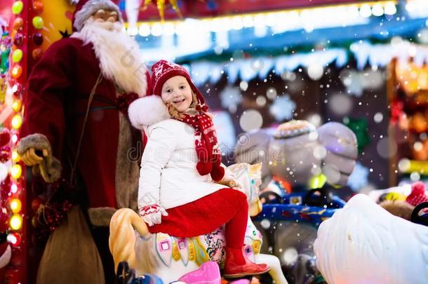 小孩向圣诞节公平的.小孩骑马圣诞节旋转木马