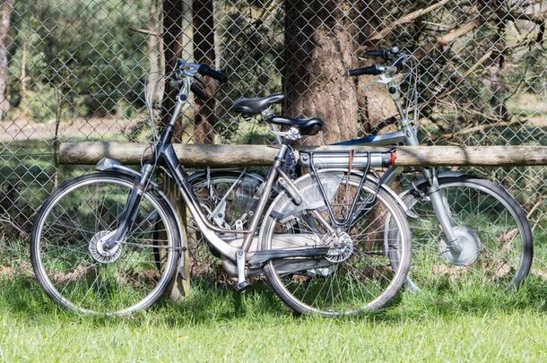 电的自行车,现代的自行车大部分用过的在旁边高年级学生