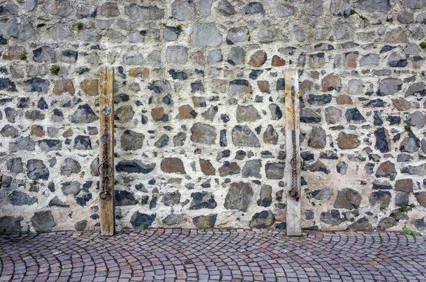 中古的监狱链为监狱ers采用前面关于石头墙