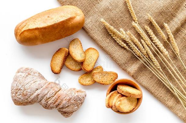 烘焙面包和小麦面粉和耳向表白色的背景