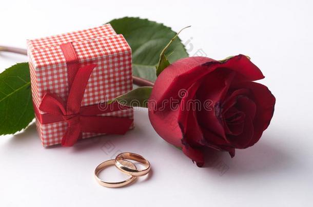 特写镜头关于两个金婚礼戒指和粉红色的赠品盒和婚礼