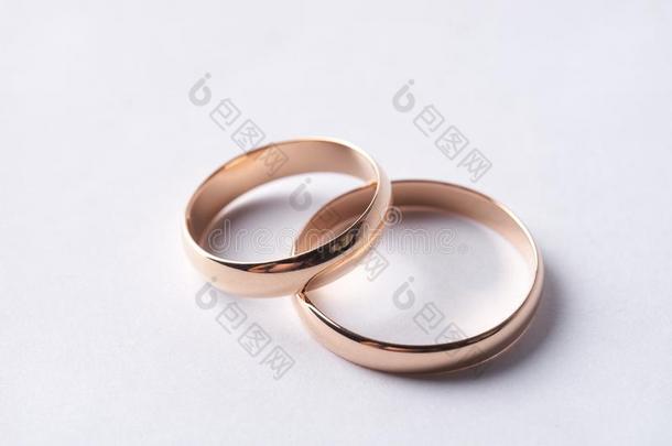 特写镜头关于两个古典的金婚礼戒指