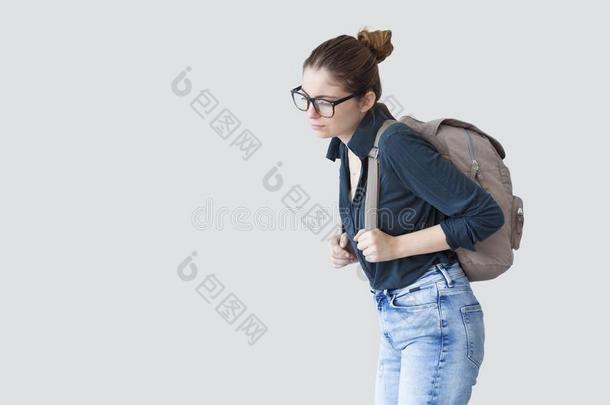 学生女孩和重的书包