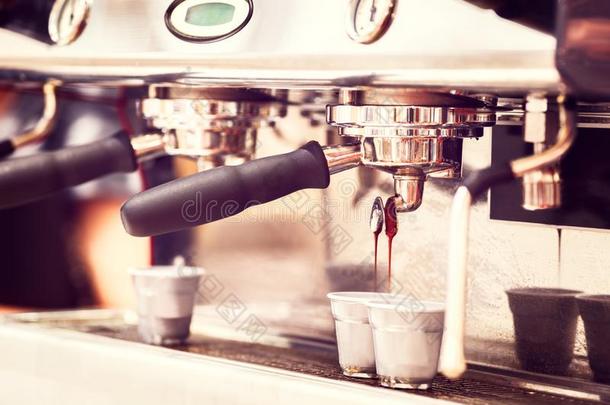 咖啡豆机器.咖啡豆机器准备的新鲜的咖啡豆和倒酒