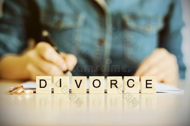 观念关于离婚.指已提到的人单词离婚和婚礼戒指