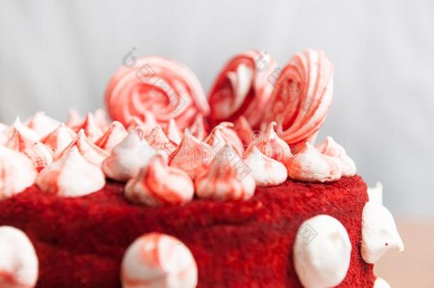 红色的丝绒蛋糕,装饰和白色的和红色的蛋<strong>白糖</strong>饼,白色的英语字母表的第2个字母