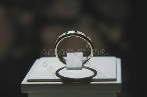 宝贵的钻石戒指.好的奢侈钻石首饰窗disconnect分离