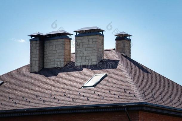一新的房屋和平铺的屋顶,烟囱,空气流通为热contents内容