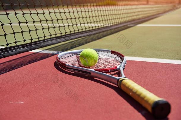 一网球球拍和新的网球球向一新近p一inted网球