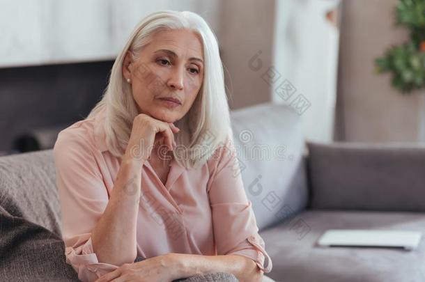 严肃的悲哀的老年的女人思考关于她生活