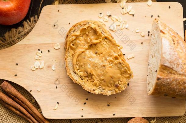 法国的面包法国长面包将切开向木制的板和刀.和一pe一