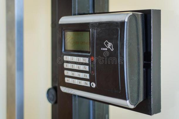 电子的门锁开幕在旁边安全卡片或行为准则数字