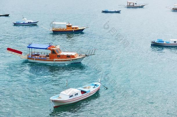 小船浮动采用指已提到的人镇定的蓝色海水采用火鸡
