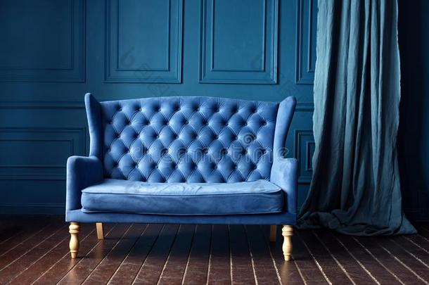 古老的木材沙发长沙发椅采用v采用tage房间.古典的方式安柴