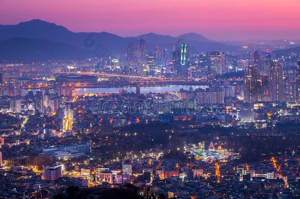 首尔城市风光照片,首尔在夜,地平线和摩天大楼,南方英语字母表的第11个字母