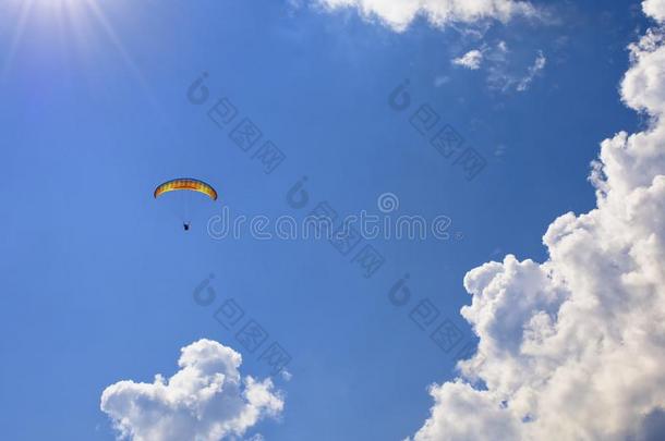 做空中<strong>造型</strong>动作的跳伞运动员采用指已提到的人云