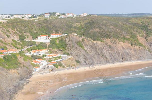 悬崖,海滩和住宅采用阿里法纳