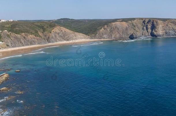 全景画和悬崖,海滩和住宅采用阿里法纳