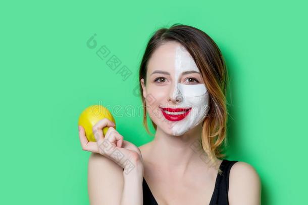 女人使用眼睛补丁为她眼睛s和面具和苹果