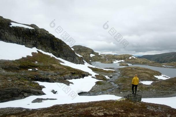 典型的挪威人风景和下雪的山