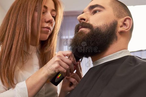 理发师是（be的三单形式<strong>照料</strong>或梳洗胡须.