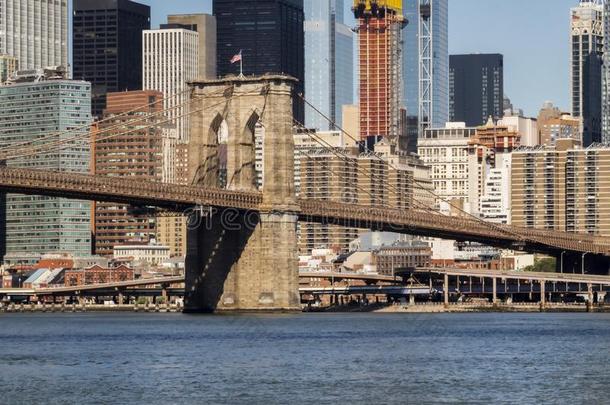 反击球桥和曼哈顿地平线背景从反击球