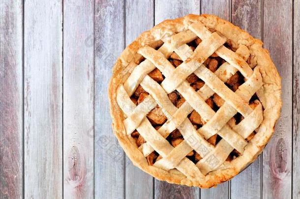 自家制的苹果馅饼和格子框架糕点越过老年的木材