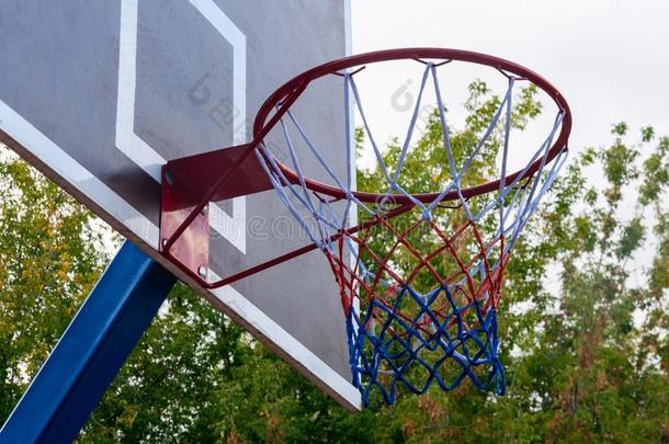 篮球箍和蓝色天背景,篮球篮.