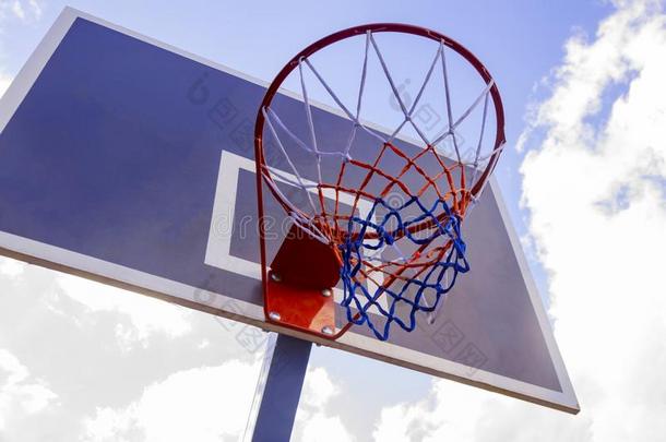 篮球箍和蓝色天背景,篮球篮.