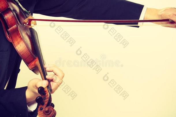 男人男人打扮好的优美地演奏小提琴