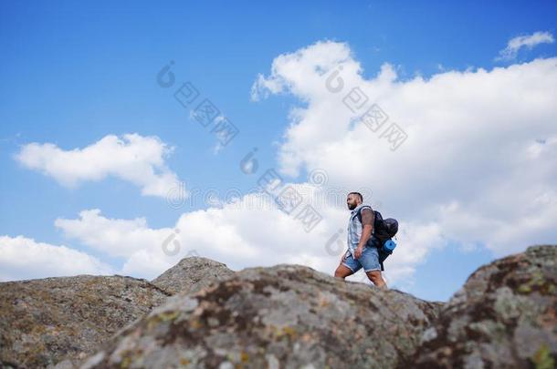 一幸福的旅行支票相貌哪里指已提到的人路铅片起立向一高的英语字母表的第18个字母