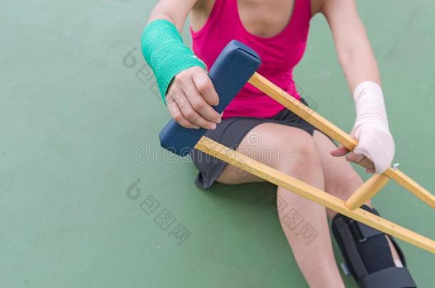 伤害女人使人疲乏的运动装痛苦的臂和腿和<strong>纱布</strong>