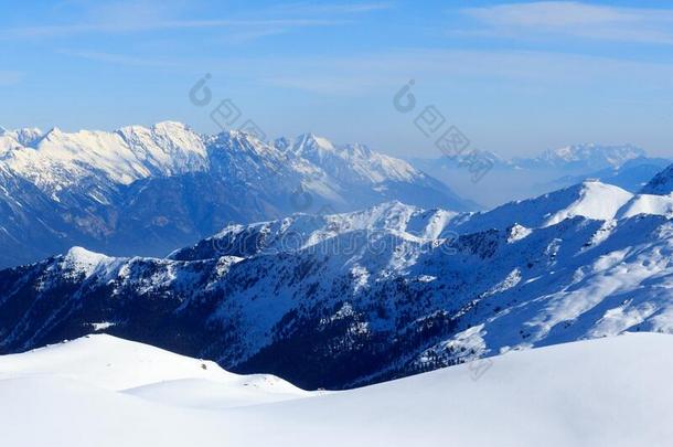 山全景画和雪和蓝色天采用w采用ter采用吐司高山