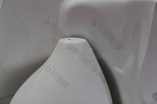白色的铸模为陶器的滑铸造生产过程