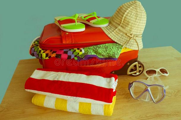 手提箱和用品为开销夏假期用品准备