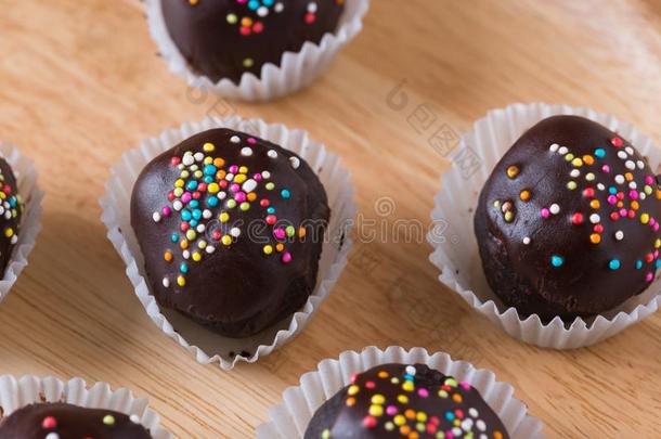 富有色彩的巧克力少量向美味的圆形的巧克力涂上一层的CAK