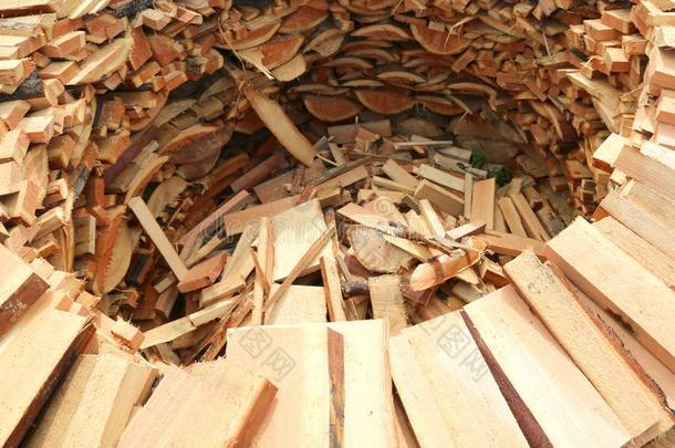 柴房圆形的形状和许多一件关于木材将切开向暖和的在上面