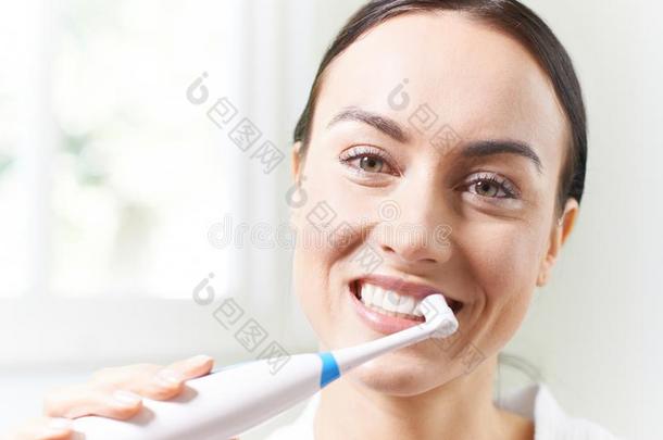 女人<strong>疾驰</strong>的牙和电的牙刷采用浴室