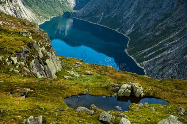 富有色彩的山景色采用挪威.美丽的风景关于诺瓦