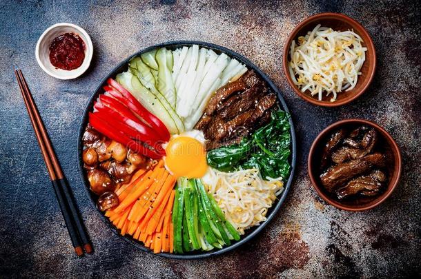 韩式拌饭,传统的朝鲜人盘,稻和蔬菜和牛肉
